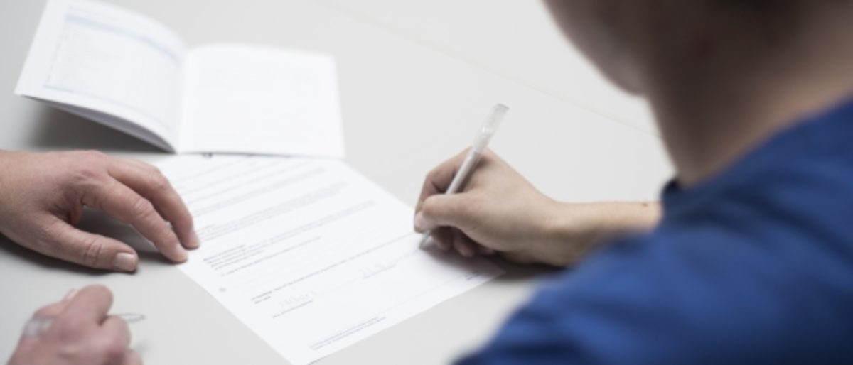 Ausbildung, Ausbildungsberatung, Auszublindende, Auszubildender, Konfliktlösung, Konfliktberatung, Beratung, Vorstellungsgespräch, Besprechung, Büro, Besprechungsraum, Checkliste, Vertragsunterzeichnung