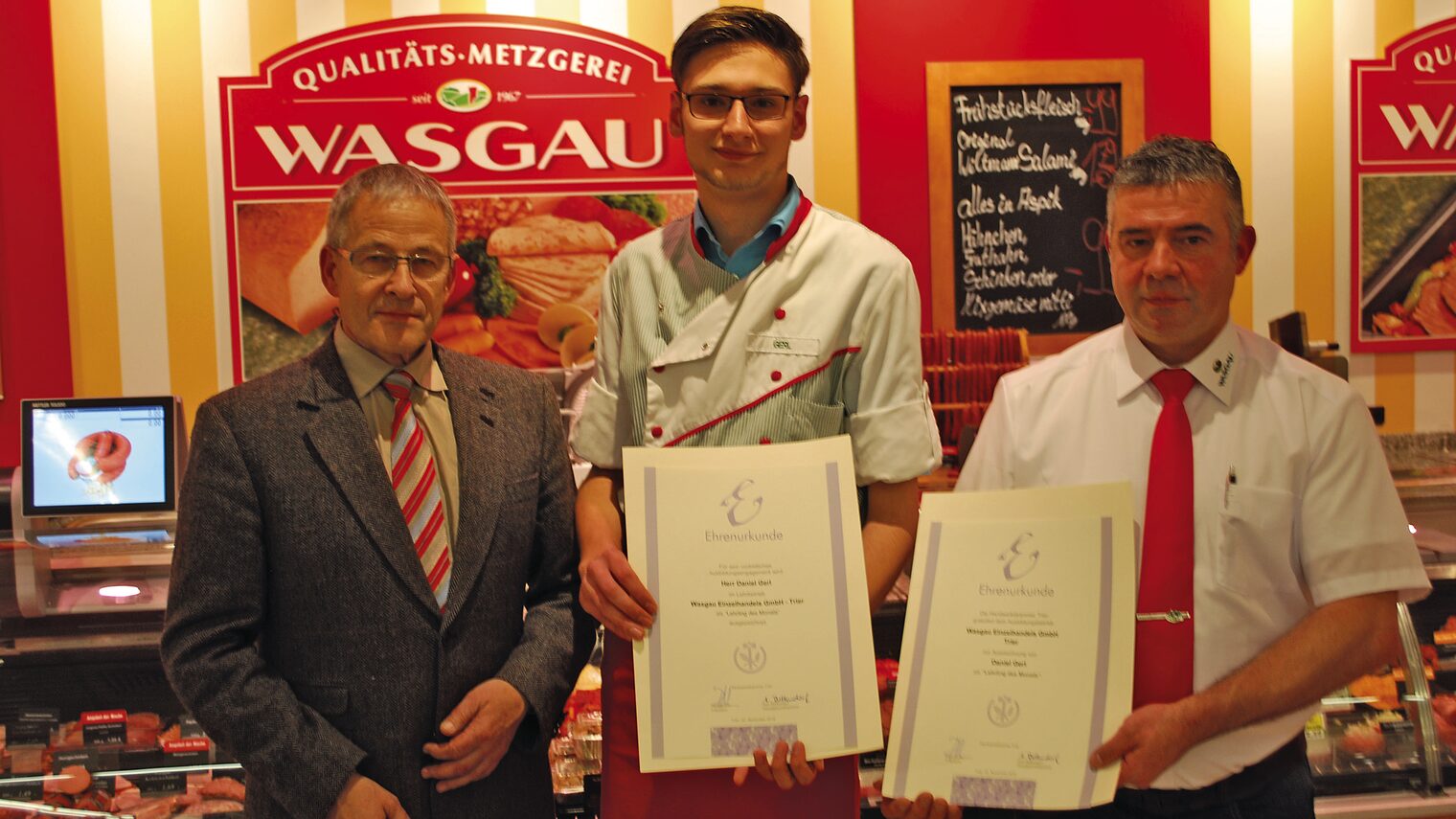 Daniel Gerl (Mitte) und Mario Cilllien (r.) vom Ausbildungsbetrieb freuen sich über die von Kammerpräsident Rudi Müller (l.) überreichten Auszeichnungen.