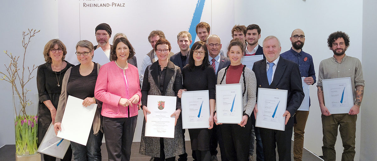 Staatssekretärin Daniela Schmitt (3. v. l.) freute sich mit den Preisträgerinnen und Preisträgern. Staatssekretärin Daniela Schmitt (3. v. l.) freute sich mit den Preisträgerinnen und Preisträgern.