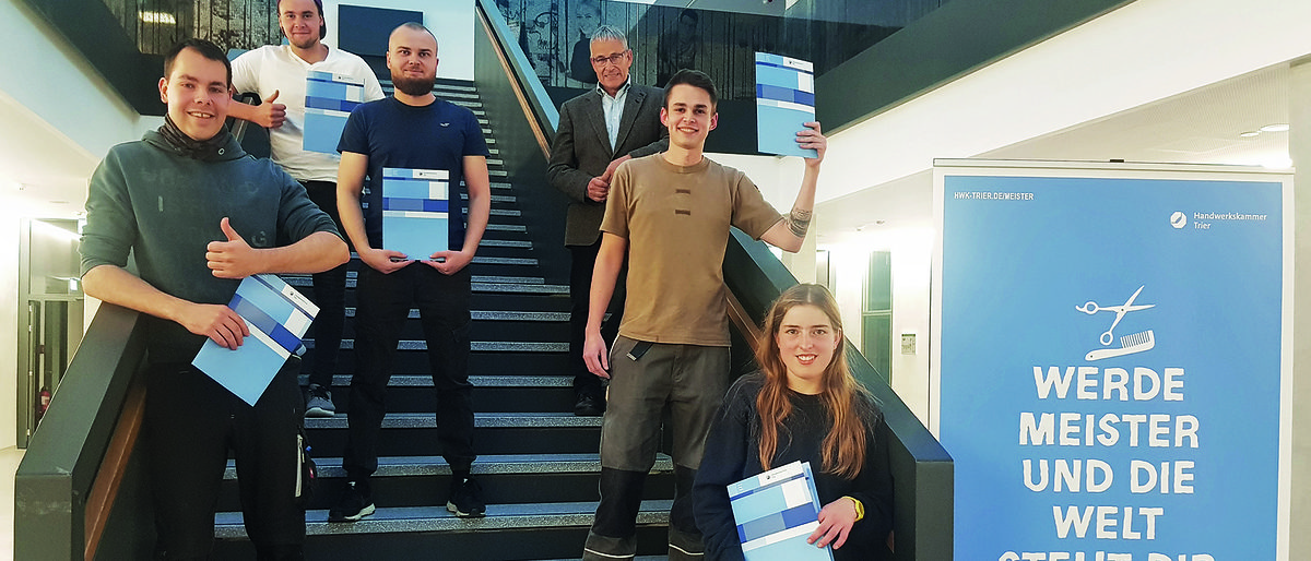Von links: Daniel Freis, Raphael Utters, Victor Gaberkorn, Rudi Müller (Präsident HWK), Maxim Jaffelin, Kira Wittwer Von links: Daniel Freis, Raphael Utters, Victor Gaberkorn, Rudi Müller (Präsident HWK), Maxim Jaffelin, Kira Wittwer