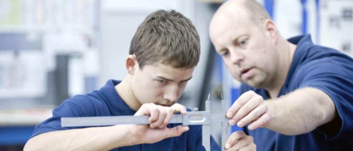 Modell- und Formenbau, Lizenzfreies Bild, Modellbauer, Nahaufnahme, Werkstatt, Lehrling, Jugendlicher, Mann, Querformat, Ausbilder, Erwachsener Elektrotechniker, Elektro, Techniker, Jugendliche, Ausbildung, Computer, Laptop, Ausbildungsmeister Modell- und Formenbau, Lizenzfreies Bild, Modellbauer, Nahaufnahme, Werkstatt, Lehrling, Jugendlicher, Mann, Querformat, Ausbilder, Erwachsener Elektrotechniker, Elektro, Techniker, Jugendliche, Ausbildung, Computer, Laptop, Ausbildungsmeister , mit Einverständniserklärung
