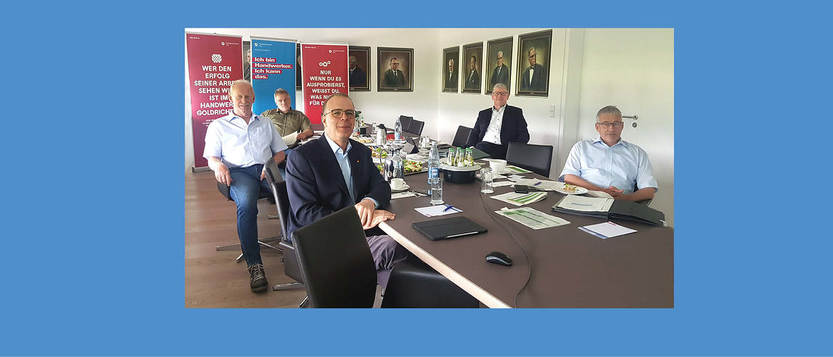 Videokonferenz-Zentrale in der HWK (v. r.): Kammerpräsident Rudi Müller, Hauptgeschäftsführer Axel Bettendorf, Arbeitgeber-Vize Bernd Elsen, Vollversammlungsmitglied Klaus Schmitt, Arbeitnehmer-Vize Edgar Gröber Videokonferenz-Zentrale in der HWK (v. r.): Kammerpräsident Rudi Müller, Hauptgeschäftsführer Axel Bettendorf, Arbeitgeber-Vize Bernd Elsen, Vollversammlungsmitglied Klaus Schmitt, Arbeitnehmer-Vize Edgar Gröber